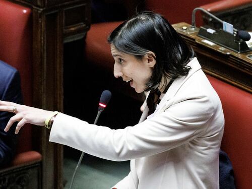 Camera, primo duello Schlein-Meloni. Piddina zittita: “Italiani più poveri per colpa vostra”