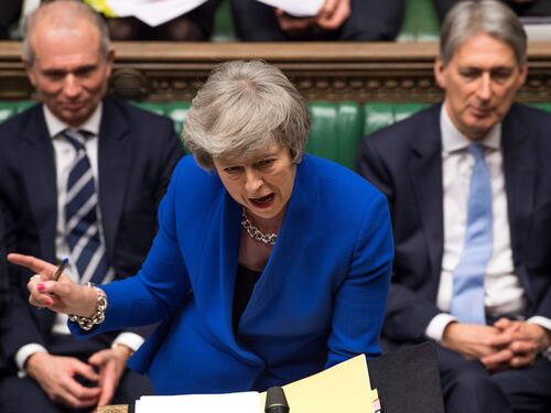 Theresa May incassa la fiducia e si salva: "Sono pronta a lavorare con tutti"
