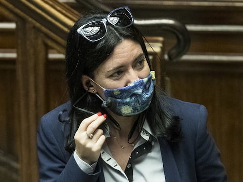 La Azzolina sfida Salvini in tv. Ma lui la boccia: "Ancora nessuna certezza sulla riapertura delle scuole, è incapace"
