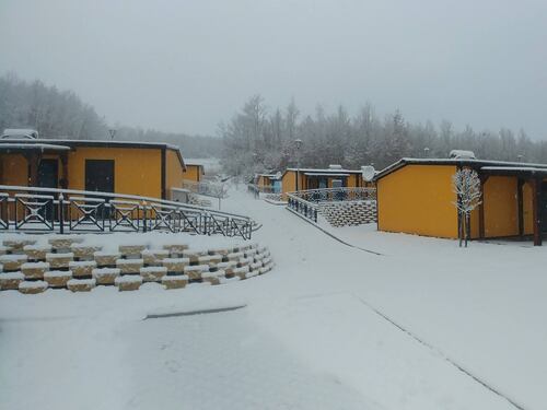 Amatrice sotto la neve. E nelle casette si muore di freddo