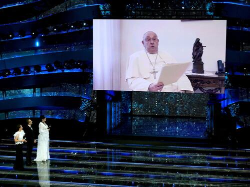 Sanremo 2025, il videomessaggio a sorpresa del Papa: "Musica strumento di pace"