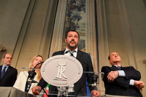 Berlusconi chiude a governo Lega-M5S. Di Maio: voto a giugno. E Renzi lancia Gentiloni
