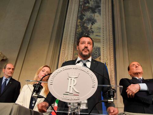 Berlusconi chiude a governo Lega-M5S. Di Maio: voto a giugno. E Renzi lancia Gentiloni