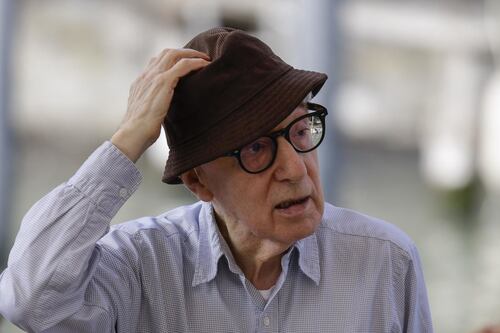 Venezia, Woody Allen contestato sul red carpet: "Stupratore!"