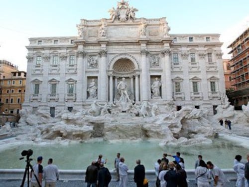 Fontana di Trevi, aggredisce turista e prende a calci i poliziotti: arrestato