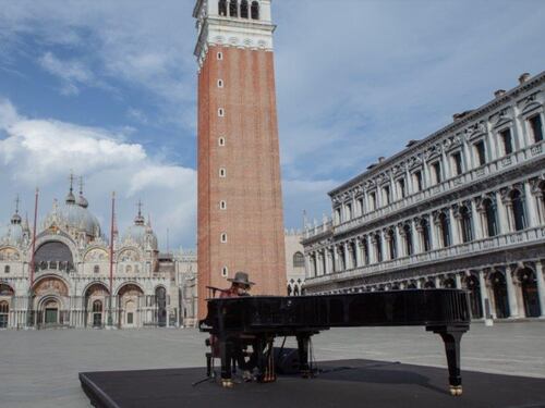 Zucchero suona da solo. Che emozione a piazza San Marco