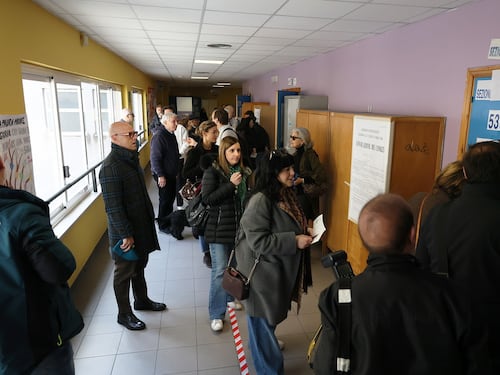 Coraggio Italia: tutti in coda per conquistare maggiore libertà (speriamo). Voto e Iran, non vinca l’odio in sé