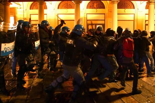 Scontri a Bologna, i centri sociali contro il comizio di Forza Nuova