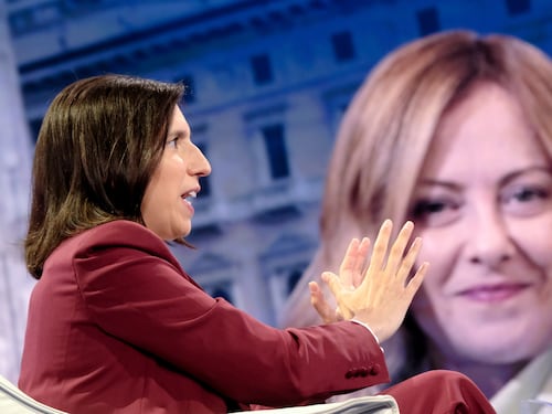 Patto tra Meloni e Schlein sul "libero consenso". La leader del Pd :"Ora obbligo educazione sessuale"