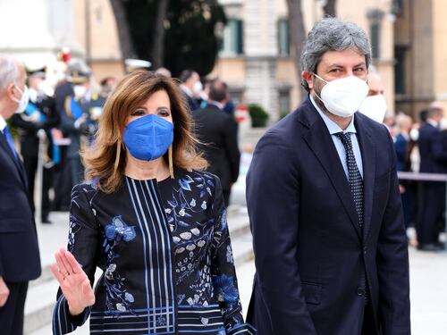 Covid, prima al San Carlo di Napoli, troppa ressa. Con Casellati e Fico arrivano gli ispettori della Asl