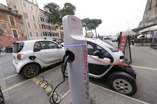 Stangata di Gualtieri sulle auto elettriche, permesso Ztl a mille euro