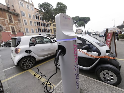 Stangata di Gualtieri sulle auto elettriche, permesso Ztl a mille euro