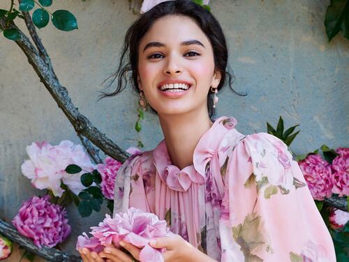 Profumo di primavera con peonie, rose e violette