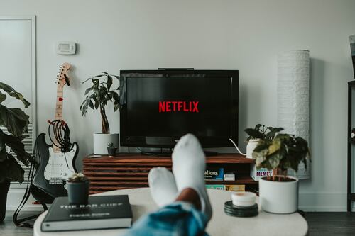 Netflix, costi ritoccati verso l'alto: la strategia del colosso americano