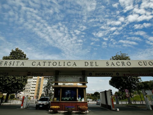 Spara ai ladri in casa e ferisce un 16enne. I complici lo lasciano al Gemelli