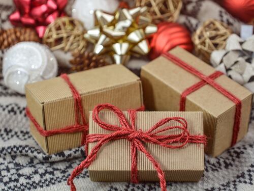 Natale, “riciclatori seriali”. Gli italiani e lo strano rapporto con i regali