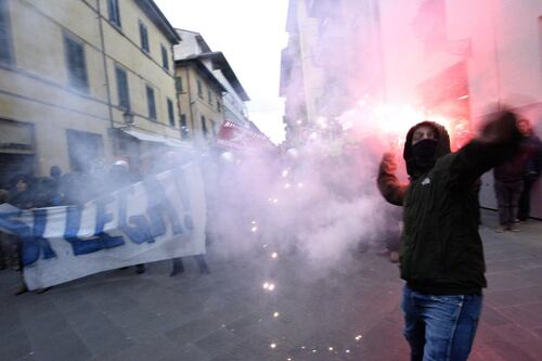Anche a Pisa scontri tra centri sociali e polizia. Nel mirino il comizio di Salvini