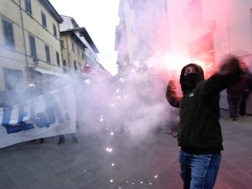 Anche a Pisa scontri tra centri sociali e polizia. Nel mirino il comizio di Salvini