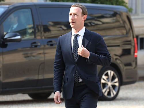 Pioggia di accuse su Facebook: ha ceduto dati personali a società cinesi