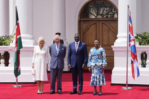 Re Carlo va in Kenya e scatena i critici sulle scuse per il colonialismo