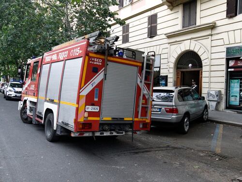 Roma, anziana cade nel vano ascensore e muore. Giallo sul suicidio