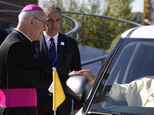 Viganò, la scomunica "porterà nuove divisioni". Il vescovo Schneider contro Bergoglio
