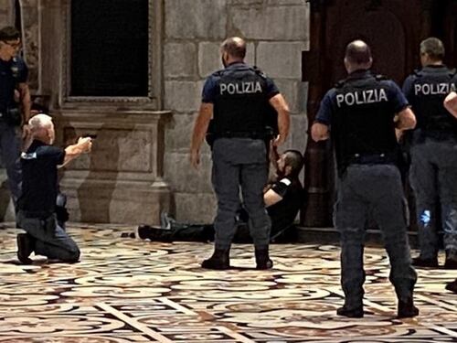 Il coltello, l'allarme, i sospetti sull'atto terroristico: la mattina da incubo al Duomo minuto per minuto
