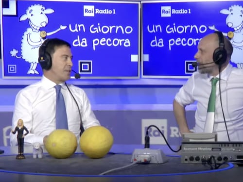 Volano gli stracci tra Bocchino e Scanzi: la sfida tra giornalisti è sui capelli