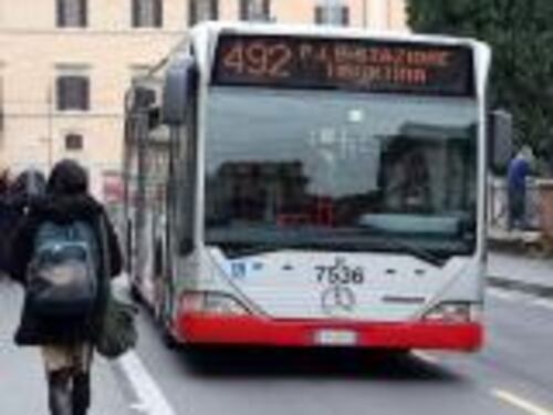 Investita da bus, grave anziana