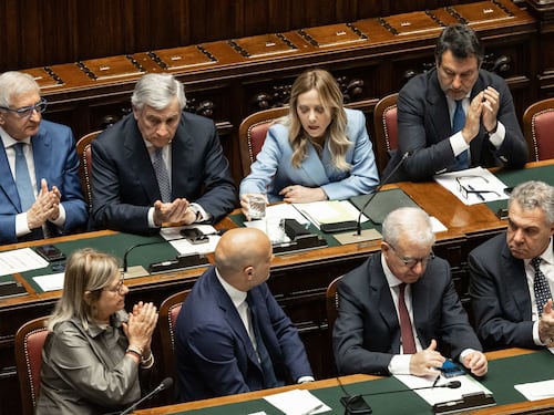 Deliri di Trump: la politica fa quadrato intorno alla premier. Soliti distinguo a sinistra