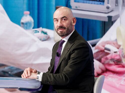 Matteo Bassetti denuncia l’aggressione no-vax: “Colpito alla testa”. Ma poi attacca la giustizia