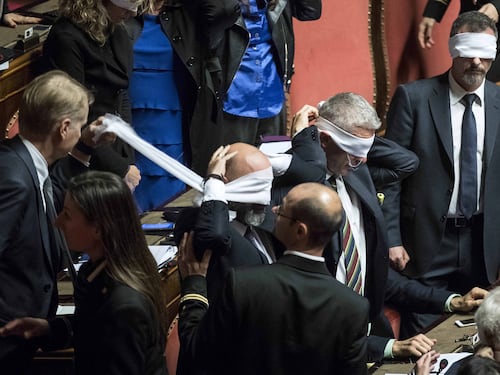 Rosatellum, il governo mette la fiducia. Mdp: "Gentiloni come Mussolini"
