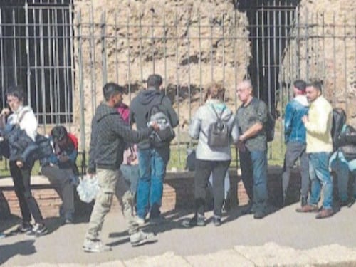 Gli abusivi sono già tornati al Colosseo