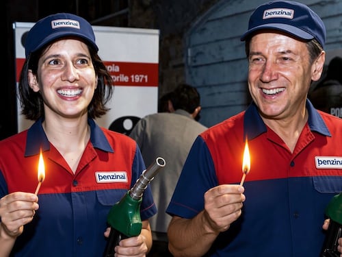 Caro benzina, giornali e sinistra muti al tempo del “governo dei migliori”. Ora si scatenano