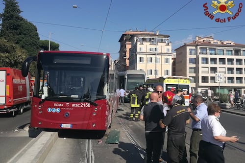 Scontro tra bus, tram e auto in via Labicana, ferito autista dell'Atac