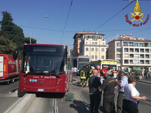 Scontro tra bus, tram e auto in via Labicana, ferito autista dell'Atac