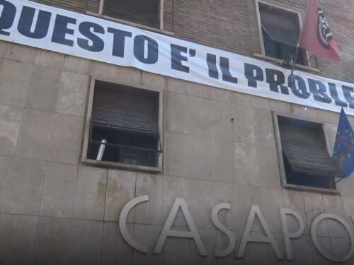 La scritta sul palazzo (occupato) è abusiva, blitz della Raggi da CasaPound