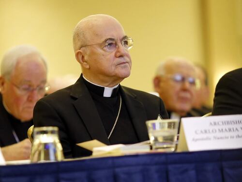 Scisma nella Chiesa, Viganò scaricato dai lefebvriani: perché Bergoglio non è un "figurante"