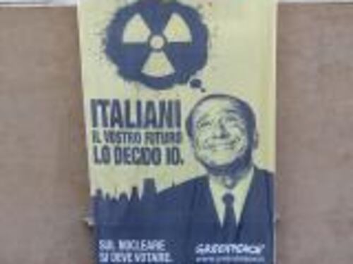Blitz di Greenpeace attivisti su palazzo Venezia