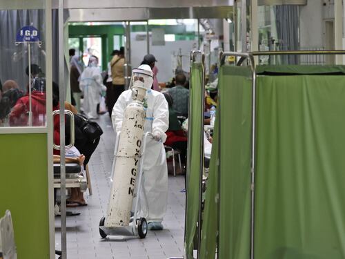 Covid, Singapore dà battaglia ai no-vax: niente cure mediche per chi non si vaccina