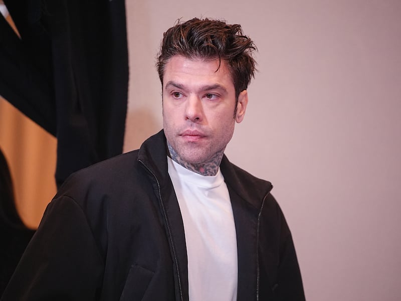 Fedez denunciato da due ragazzi: “Picchiati dal suo bodyguard”