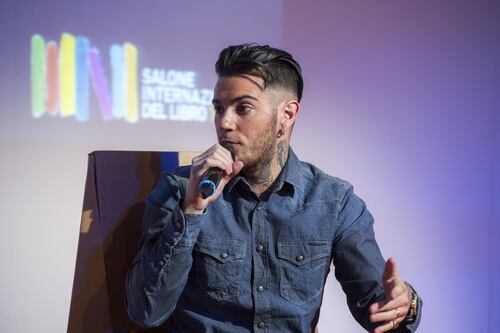 Emis Killa sessista? Sui social scorre il sangue tra rapper e "zecche"