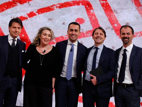 Di Maio manda i ministri al Colle via mail. Economisti, giuristi, dirigenti: i nomi in lista