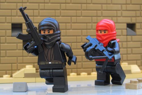Kalashnikov e teste mozzate: in vendita il finto Lego dell'Isis