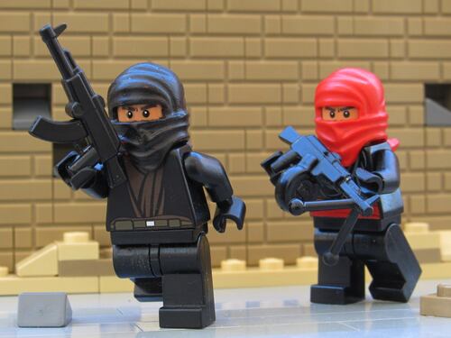 Kalashnikov e teste mozzate: in vendita il finto Lego dell'Isis