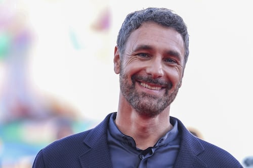 Raoul Bova, gli "occhi spaccanti" diventano un marchio? La mossa strategica