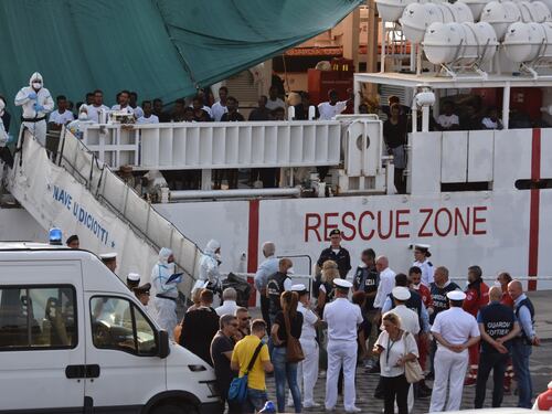 Diciotti, dalla nave sono sbarcati tutti. Vanno in Irlanda e Albania