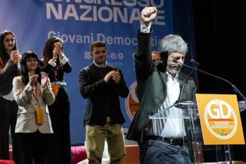 Il saluto col pugno chiuso dei giovani Pd contagia anche Fico. Forza Italia: "Vergogna"