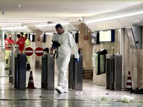 Il panico tra i passanti, le urla, il tunnel della metro chiuso