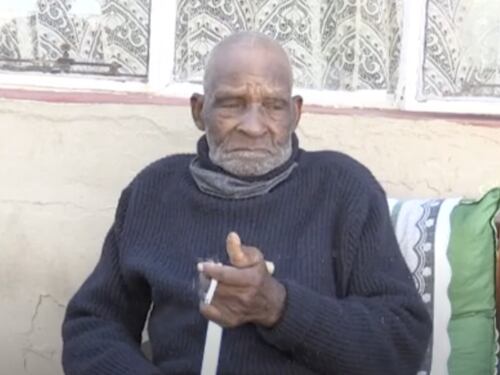 Morto l'uomo più vecchio del mondo: a 116 anni si faceva ancora le "bionde"